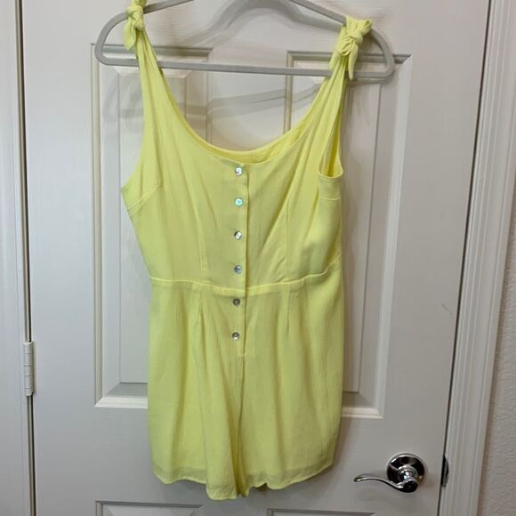 Kimchi Blue Size Small Boat Neck Sleeveless Yellow Button Front Shorts Romper - Picture 1 of 11
